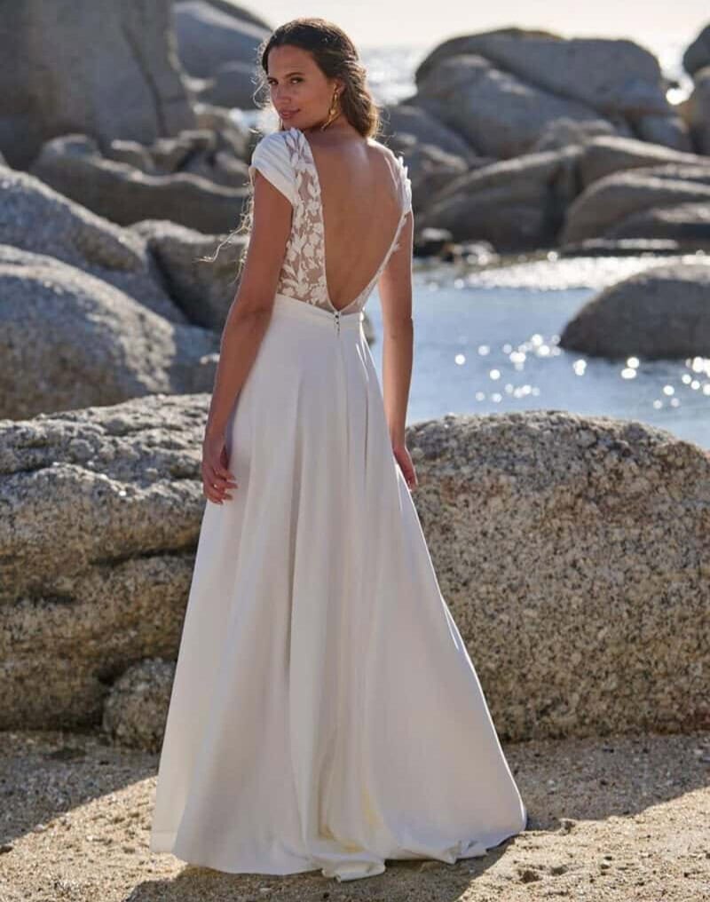 Oh la la dos Rembo atelier robe de mariée fluide A-line trapèze top décolleté V dentelle manches courtes crêpe jupe crêpe fendue côté ceinture dentelle boutique de robes de mariée Paris