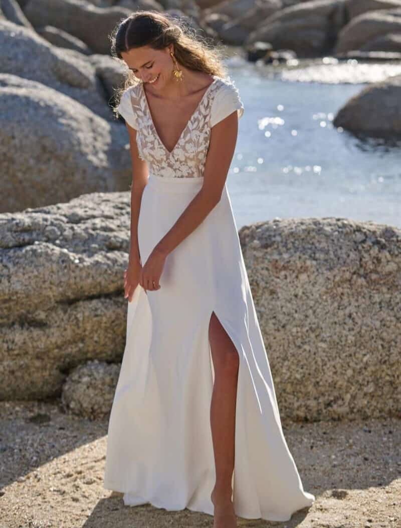 Oh la la face Rembo atelier robe de mariée fluide A-line trapèze top décolleté V dentelle manches courtes crêpe jupe crêpe fendue côté ceinture dentelle boutique de robes de mariée Paris