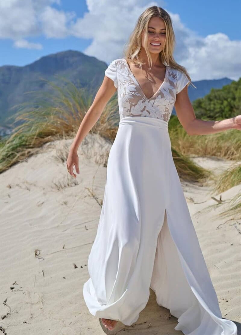 Or blanc face Rembo atelier robe de mariée A-line trapèze fluide boheme simple épuré top décolleté V dentelle manches courtes crêpe jupe évasée crêpe fendu côté magasin de robes de mariée Paris