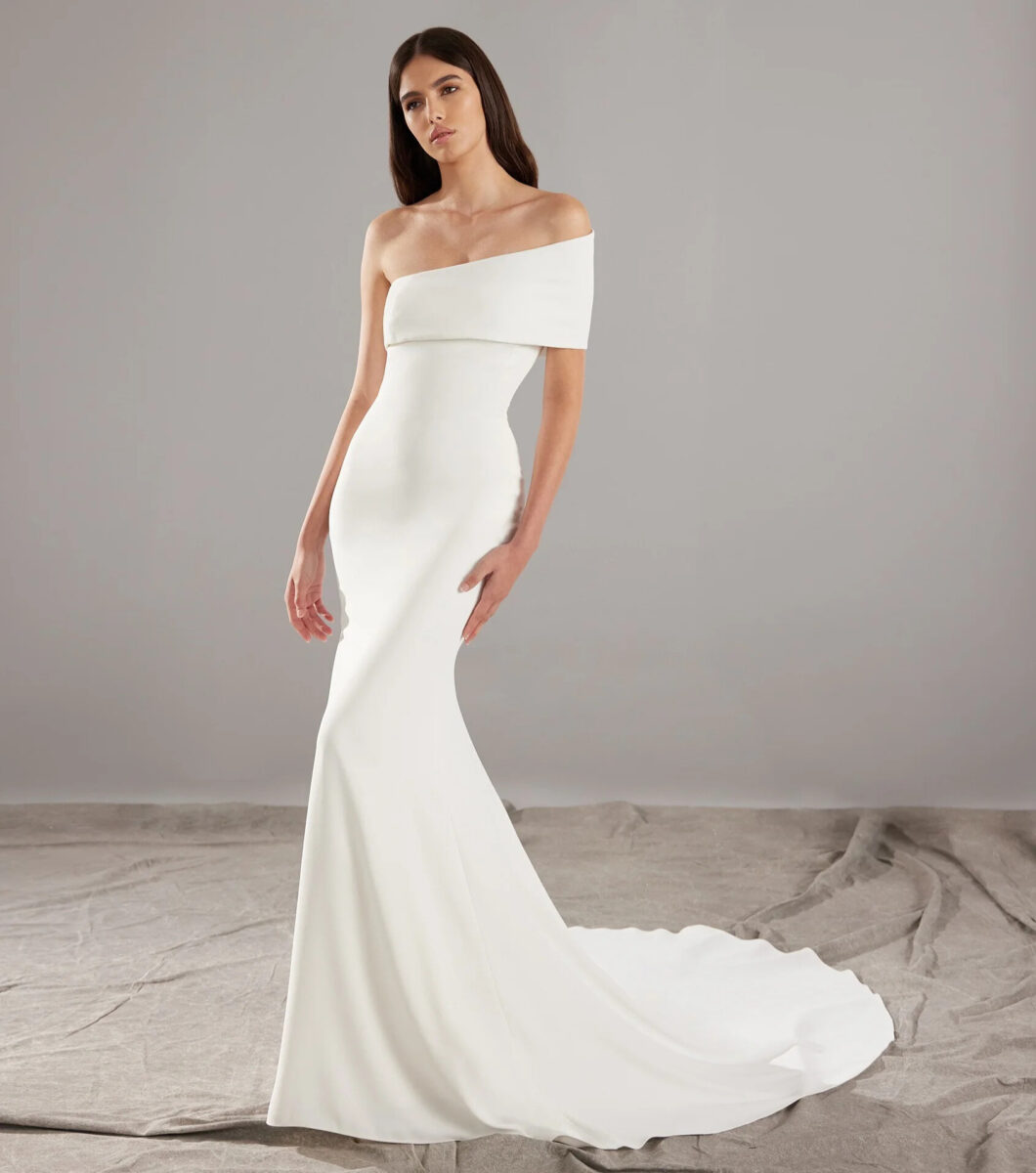 Rusty face Pronovias robe de mariée sirène en crêpe décolleté revers asymétrique traîne magasin de robes de mariée Paris