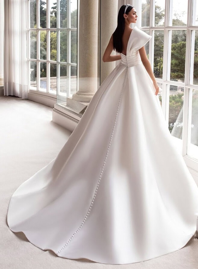 Sedna dos Pronovias robe de mariée princesse mikado bustier coeur manche oversize asymétrique jupe plis traîne magasin de robes de mariée Paris Annecy