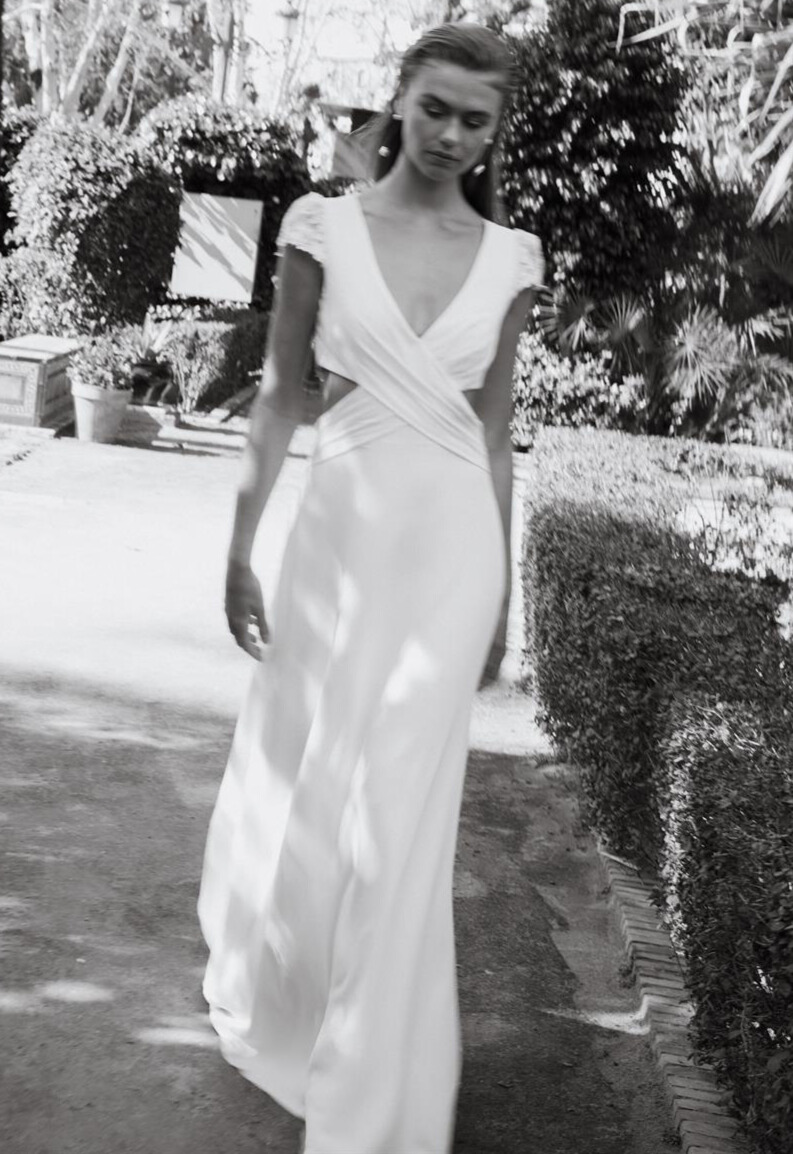 La Thuile face Marylise robe de mariée Marylise décolleté V dos transparence de dentelle manchettes boutique de robes de mariée Paris