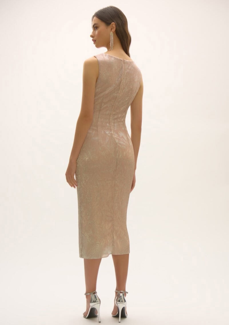 Robe longue en tissu brillant beige pour femme, élégante et sophistiquée, idéale pour les occasions spéciales. Conçue pour mettre en valeur la silhouette avec un style moderne et chic.