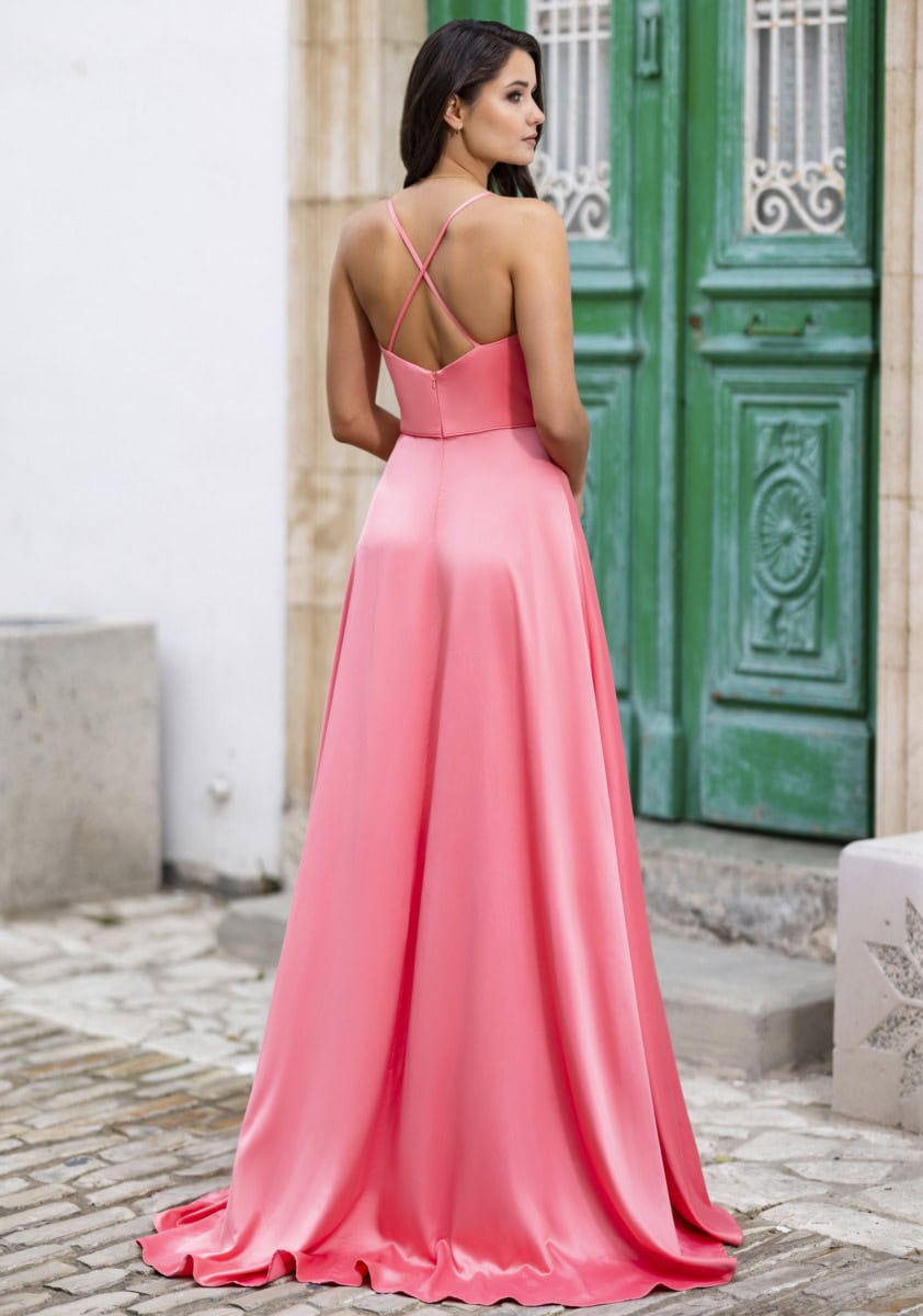 Robe longue rose élégante avec bretelles croisées, parfaite pour une occasion spéciale ou une soirée chic. Conçue pour mettre en valeur la silhouette avec un tissu fluide et sophistiqué.