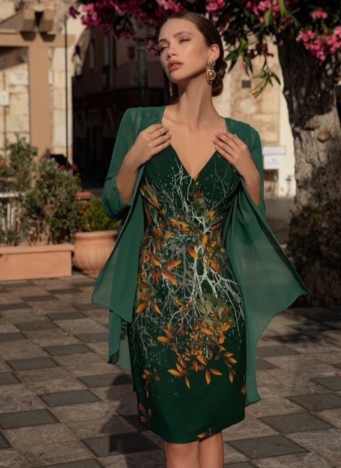 Vêtements élégants pour femmes, robe florale verte avec cape, style sophistiqué, parfait pour occasions spéciales, mode féminine, prêt-à-porter.