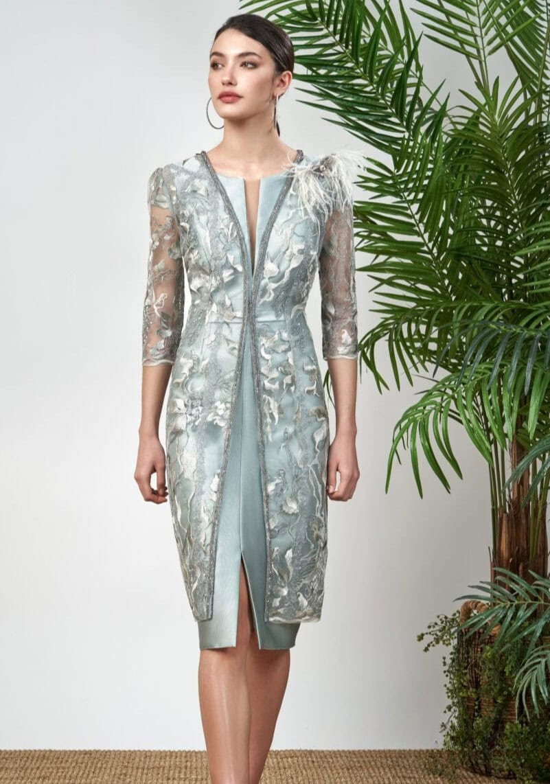 Robe sophistiquée pour occasions spéciales, avec détails en dentelle et finition raffinée.