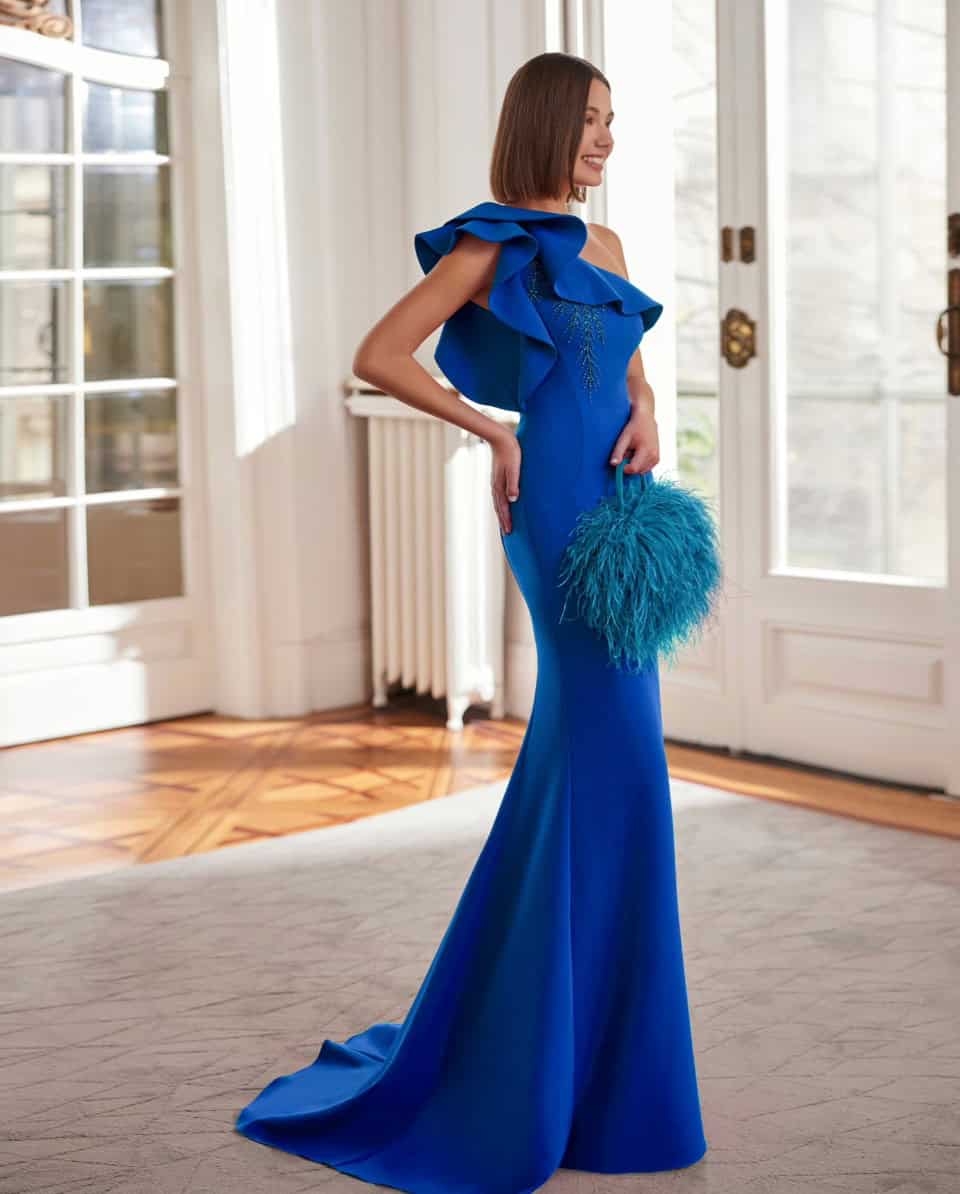 9J240 face Marfil robe de soirée décolleté asymétrique volant oversize traîne magasin de robes de soirée Paris