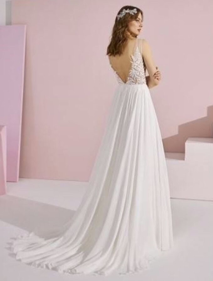 Ayaan dos White one robe de mariée A-line trapèze top décolleté V dentelle bretelles fines jupe plissé organza magasin de robes de mariée Paris