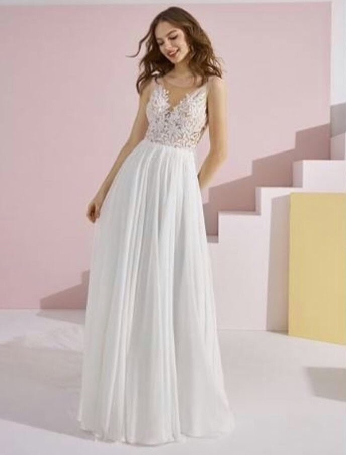 Ayaan face White one robe de mariée A-line trapèze top décolleté V dentelle bretelles fines jupe plissé organza magasin de robes de mariée Paris