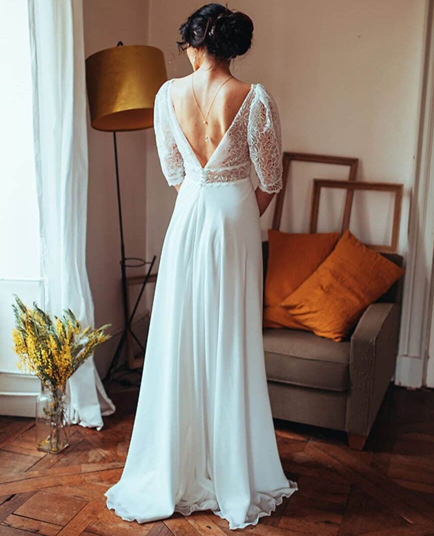 Blandine-dos-Elsa-Gary-robe-de-mariee-A-line-trapeze-fluide-top-decollete-V-dentelle-manches-transparence-de-dentelle-longueur-34-traine-magasin-de-robes-de-mariee-Annecy