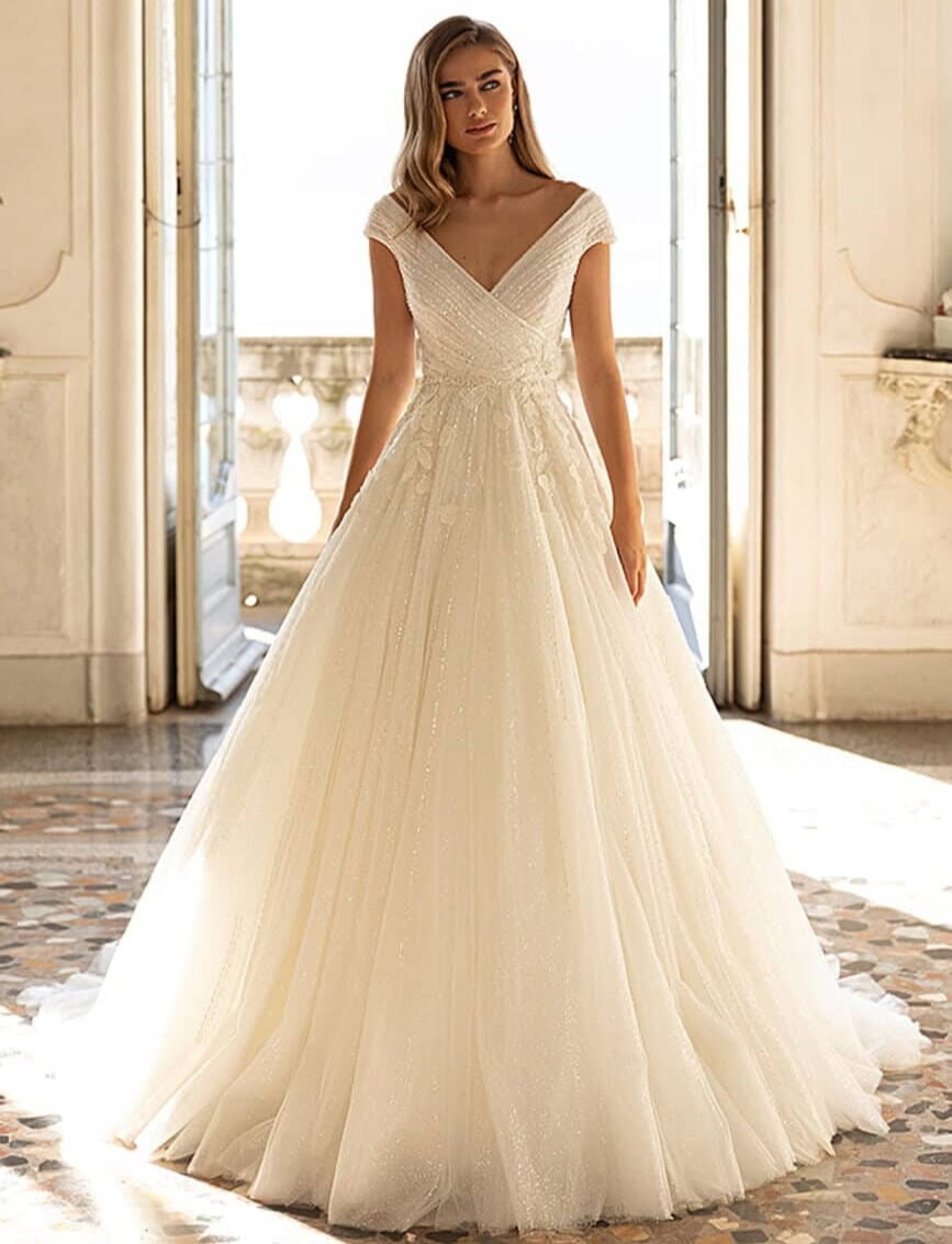 Carmina face Pollardi robe de mariée princesse top cache coeur à sequins jupe tulle plat pailleté avec applications de dentelle traîne boutique de robes de mariée Paris