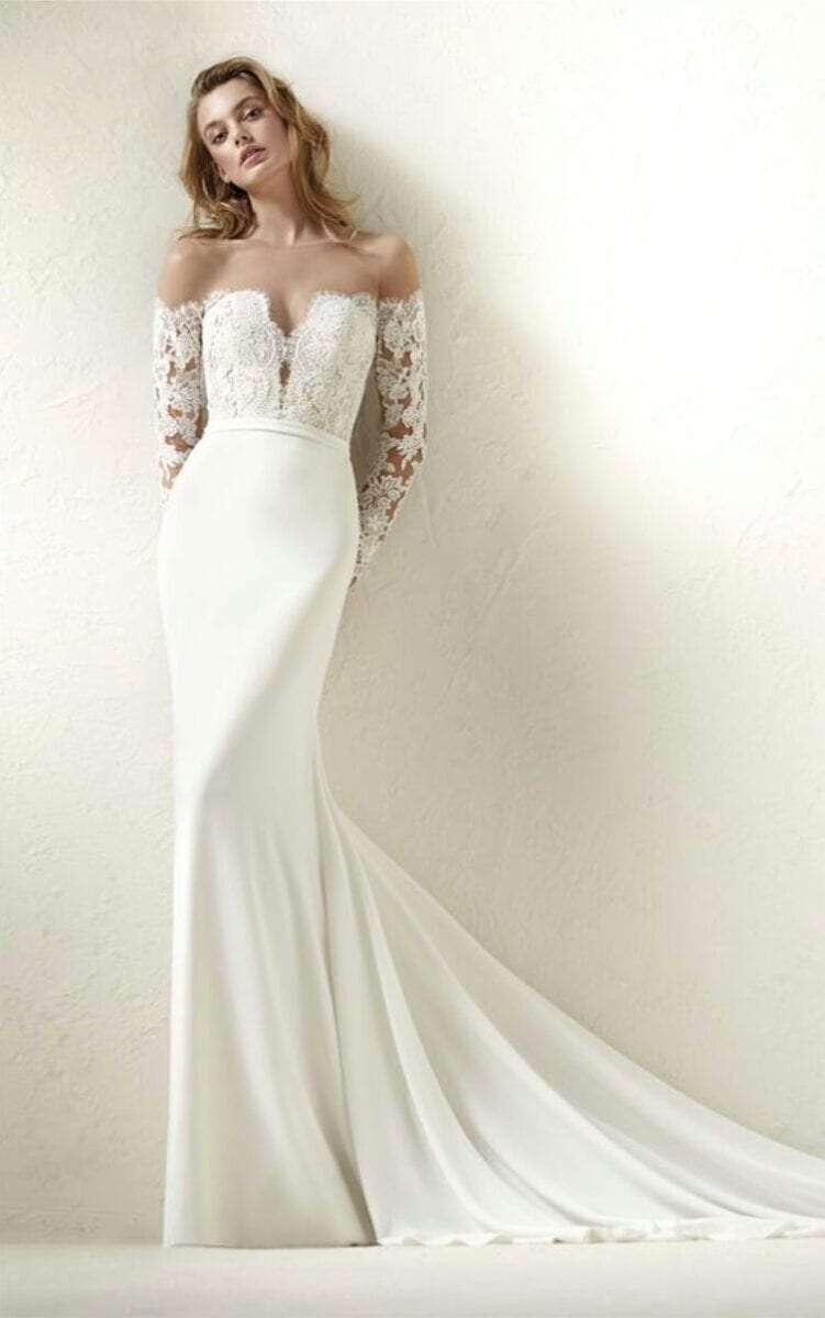 Dracma face Pronovias robe de mariée sirène crepe dentelle manchettes longues glamour sexy femme boutique de robes de mariée Paris