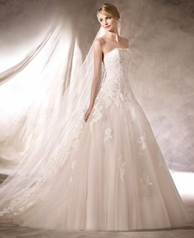 Helenka face La Sposa robe de mariée princesse bustier vague dentelle tulle plat applications de dentelle traîne magasin de robes de mariée Nogent sur Marne