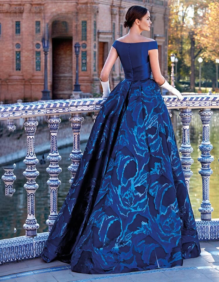 Vivez un moment de sophistication avec cette robe longue bleue ornée de motifs floraux, parfaite pour une occasion spéciale ou un événement chic.
