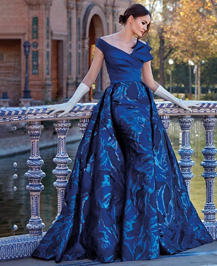 Robe de soirée longue en tissu bleu avec détails élégants, idéale pour événements formels et galas. Conçue pour mettre en valeur la silhouette avec un style chic et moderne.