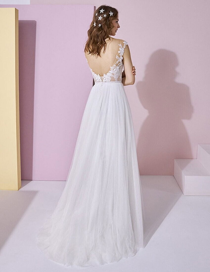 Magrela dos White One robe de mariée A-line trapèze top dentelle décolleté V jupe tulle plat froncé traîne boutique de robes de mariée Annecy