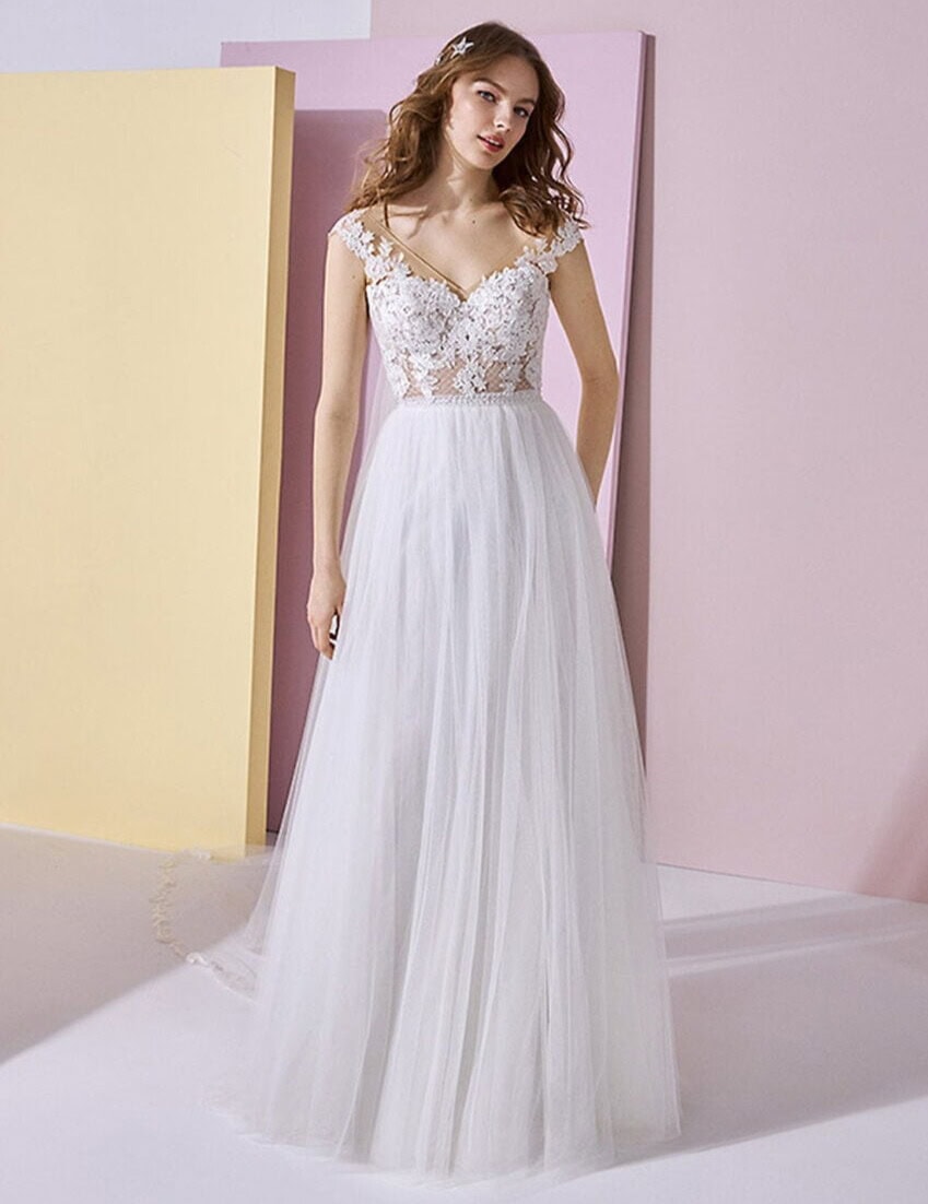 Magrela face White One robe de mariée A-line trapèze top dentelle décolleté V jupe tulle plat froncé traîne boutique de robes de mariée Annecy
