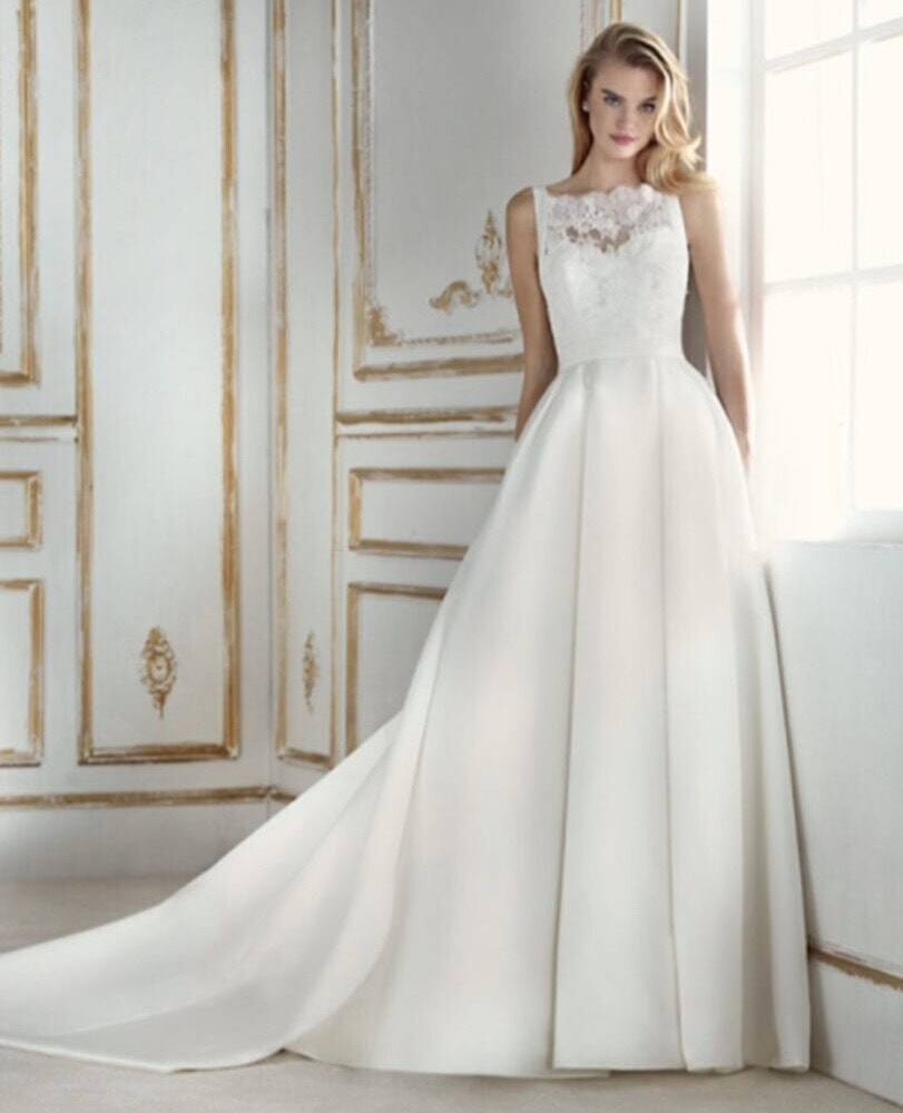 Puente face Pronovias robe de mariée princesse mikado satin plastron dentelle ceinture drapée traîne magasin de robes de mariée Paris