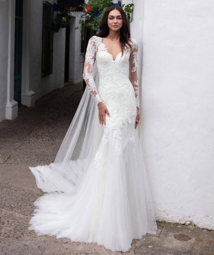 Sao face Pronovias robe de mariée sirène dentelle tulle traine décolleté v manches longues magasin de robes de mariée Annecy