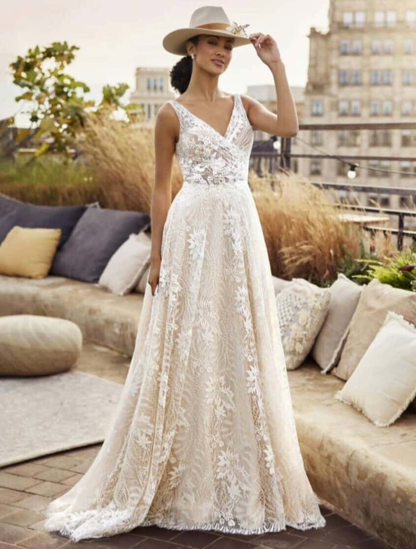 Stars face White One robe de mariée A-line fluide dentelle top cache-coeur drapé jupe évasée boutique robe de mariée Paris