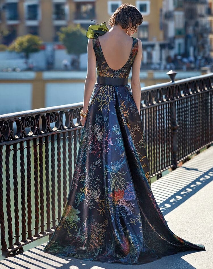 VL5405 dos Valerio Luna robe de soirée longue top décolleté V ceinture jupe évasée volume XL sur une épaule robe de maman pour mariage boutique de robes de soirée Paris