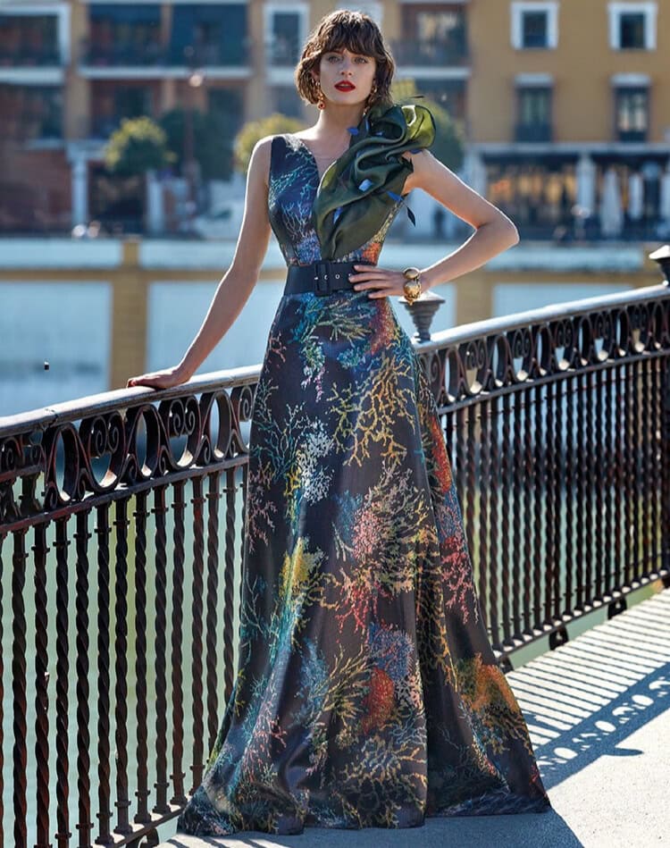 VL5405 face Valerio Luna robe de soirée longue top décolleté V ceinture jupe évasée volume XL sur une épaule robe de maman pour mariage boutique de robes de soirée Paris