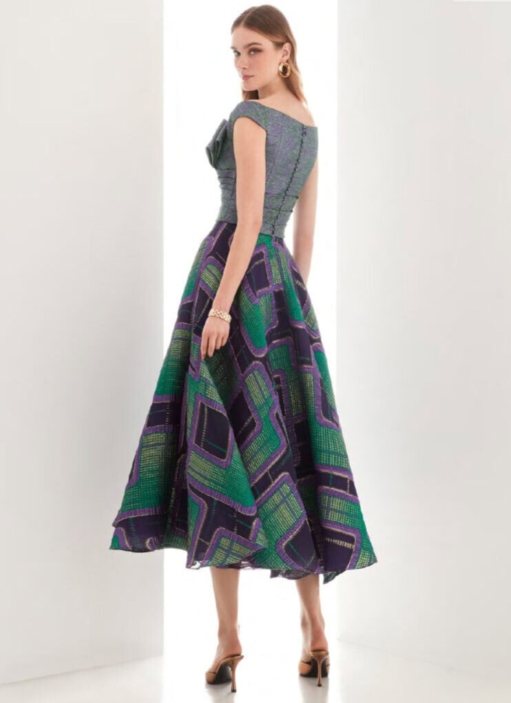 VL5531 dos Valerio Luna robe de soirée forme patinseuse top type cache coeur drapé ceinture avec pan jupe évasée manchettes magasin de robes de soirée Paris Annecy