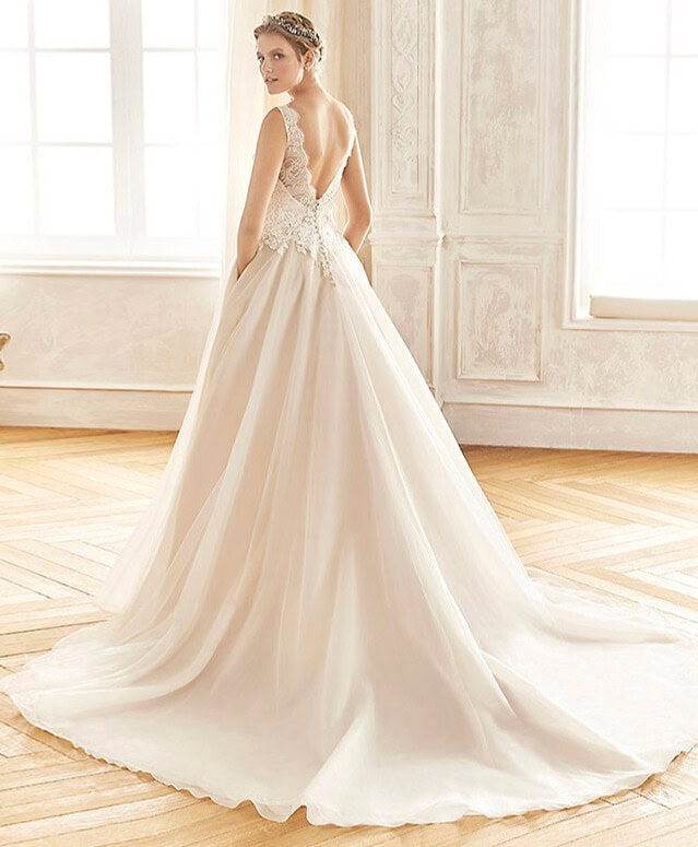 Baza dos La Sposa robe de mariée princesse top dentelle fine décolleté V nretelles larges dentelle fine jupe organza traîne magasin de robes de mariée Nogent sur Marne
