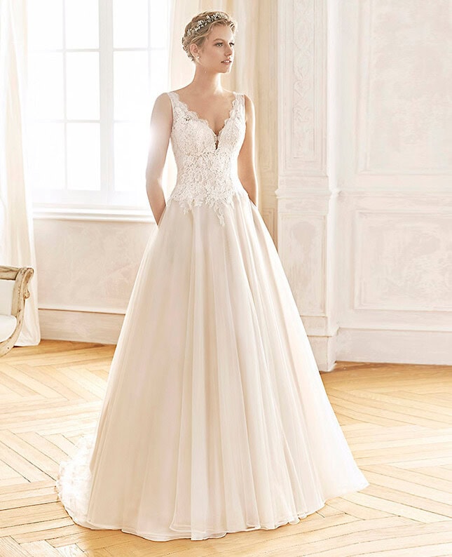 Baza face La Sposa robe de mariée princesse top dentelle fine décolleté V nretelles larges dentelle fine jupe organza traîne magasin de robes de mariée Nogent sur Marne