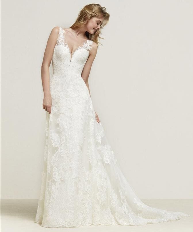 Drulias face Pronovias robe de mariée A-line en dentelle top décolleté V bretelles en transparence de dentelle traîne festonné de dentelle magasin de robes de mariée Nogent-sur-Marne