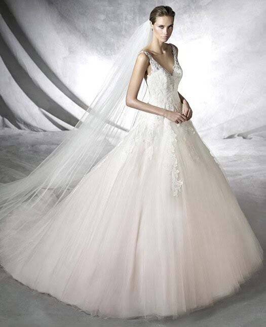 Prata face La Sposa robe de mariée princesse top décolleté V dos V strassé jupe tulle plat applications de dentelle magasin de robes de mariée Nogent sur Marne