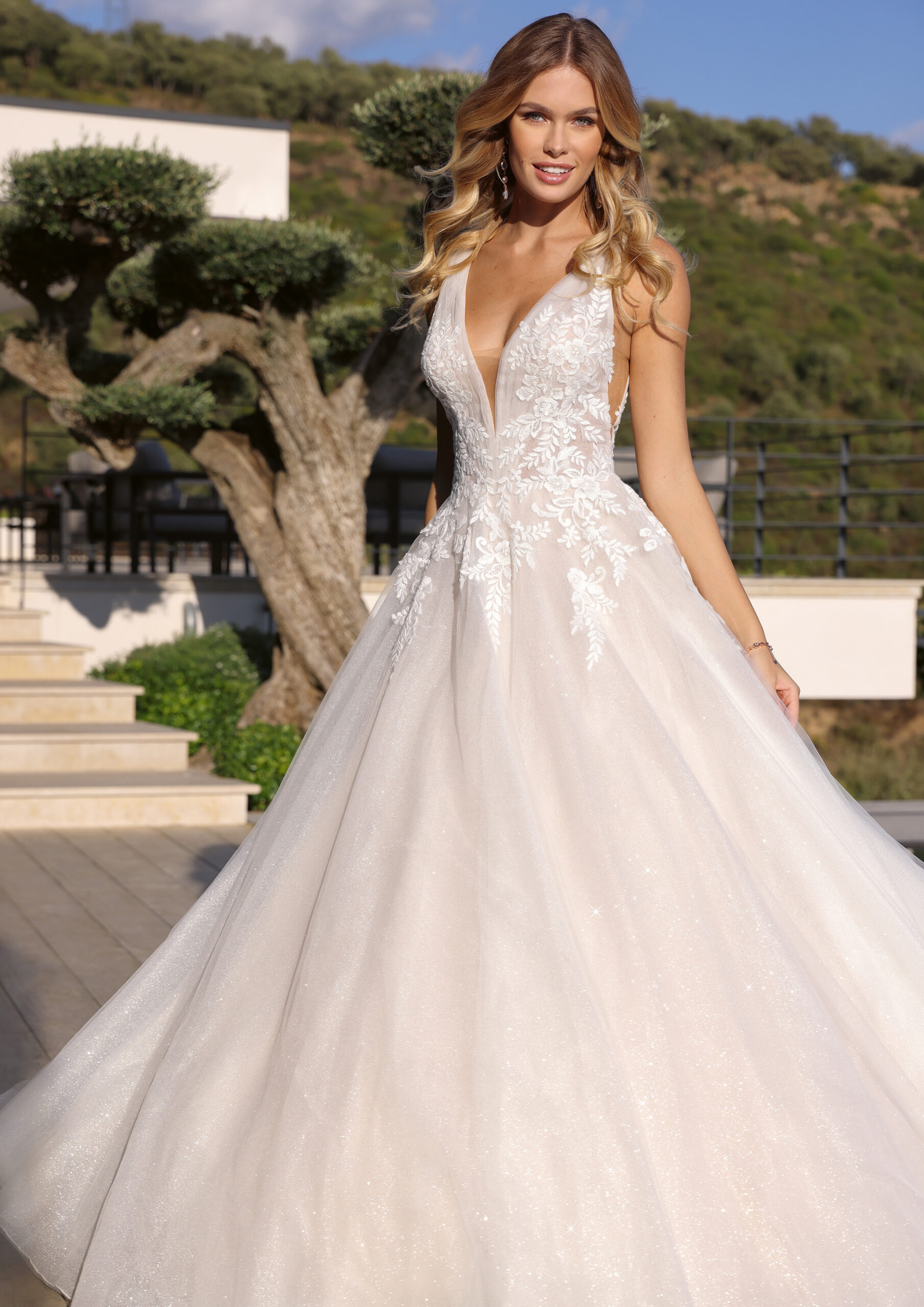 Bree face Ladybird robe de mariée princesse tulle dentelle bustier drapé décolleté V boutique de robes de mariée Paris boutique de robes de mariée Annecy