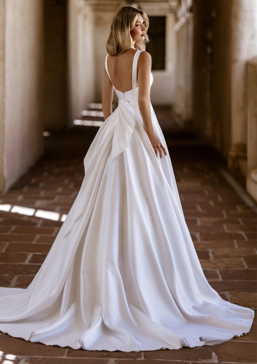 Fayola-dos-MS-Moda-robe-de-mariee-princesse-decollete-carre-bretelles-jupes-a-plis-traine-satin-mikado-boutique-de-robes-de-mariee-Paris