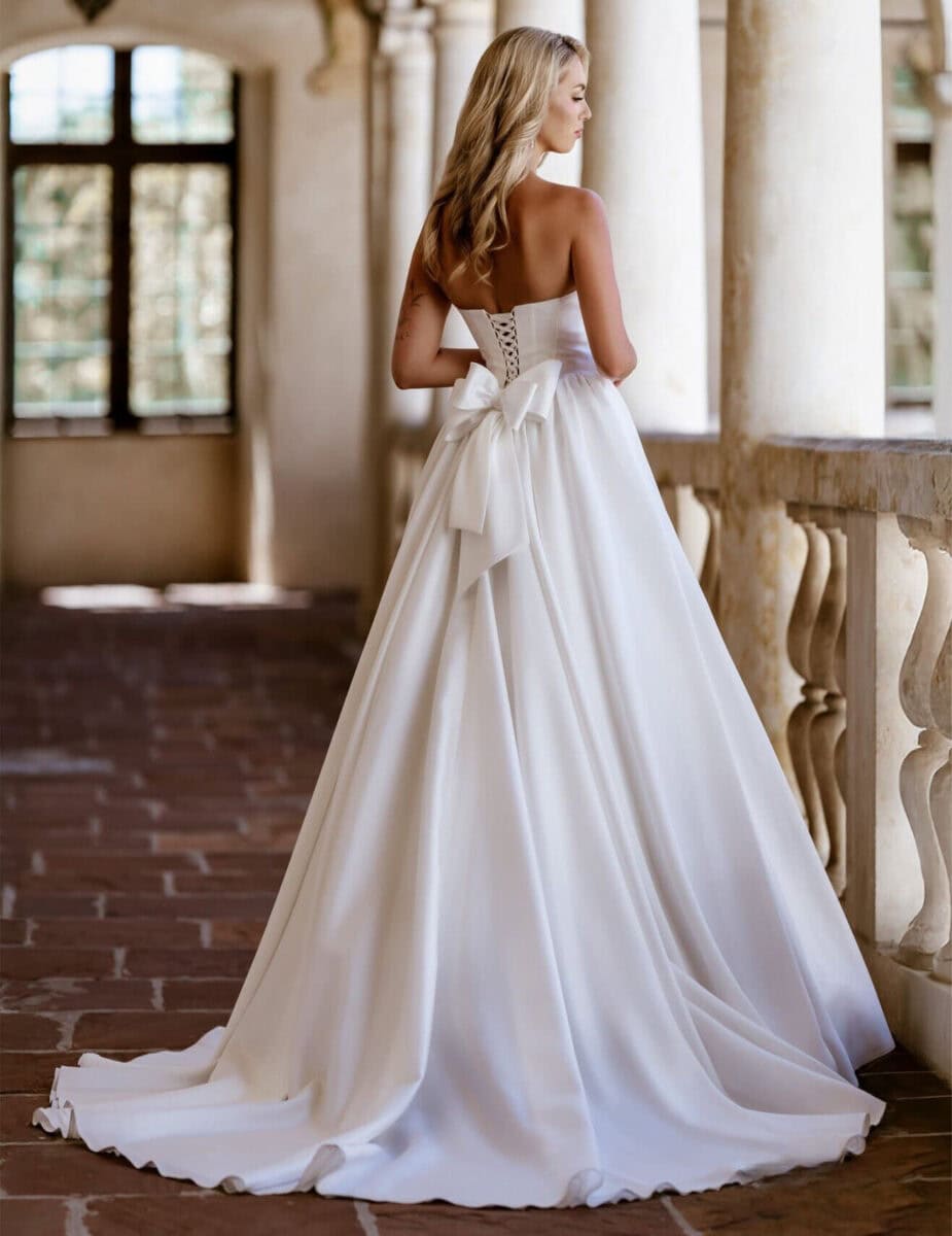 Florina-dos-MS-Moda-robe-de-mariee-princesse-mokado-satin-bustier-noeud-pointe-traine-magasin-de-robes-de-mariee-Paris-Annecy-Nogent-sur-Marne