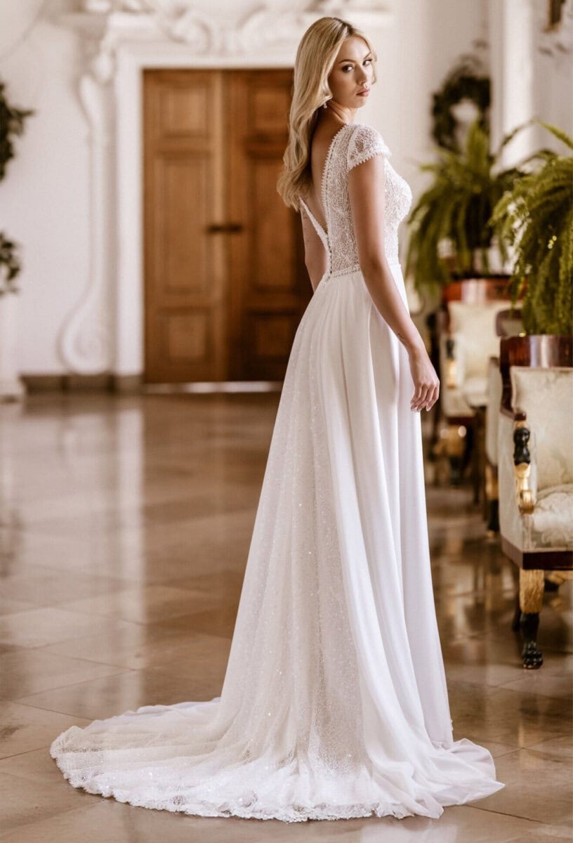 Franceska-dos-MS-Moda-robe-de-mariee-fluide-decollete-V-manchettes-dentelle-traine-boutique-de-robe-de-mariee-Paris