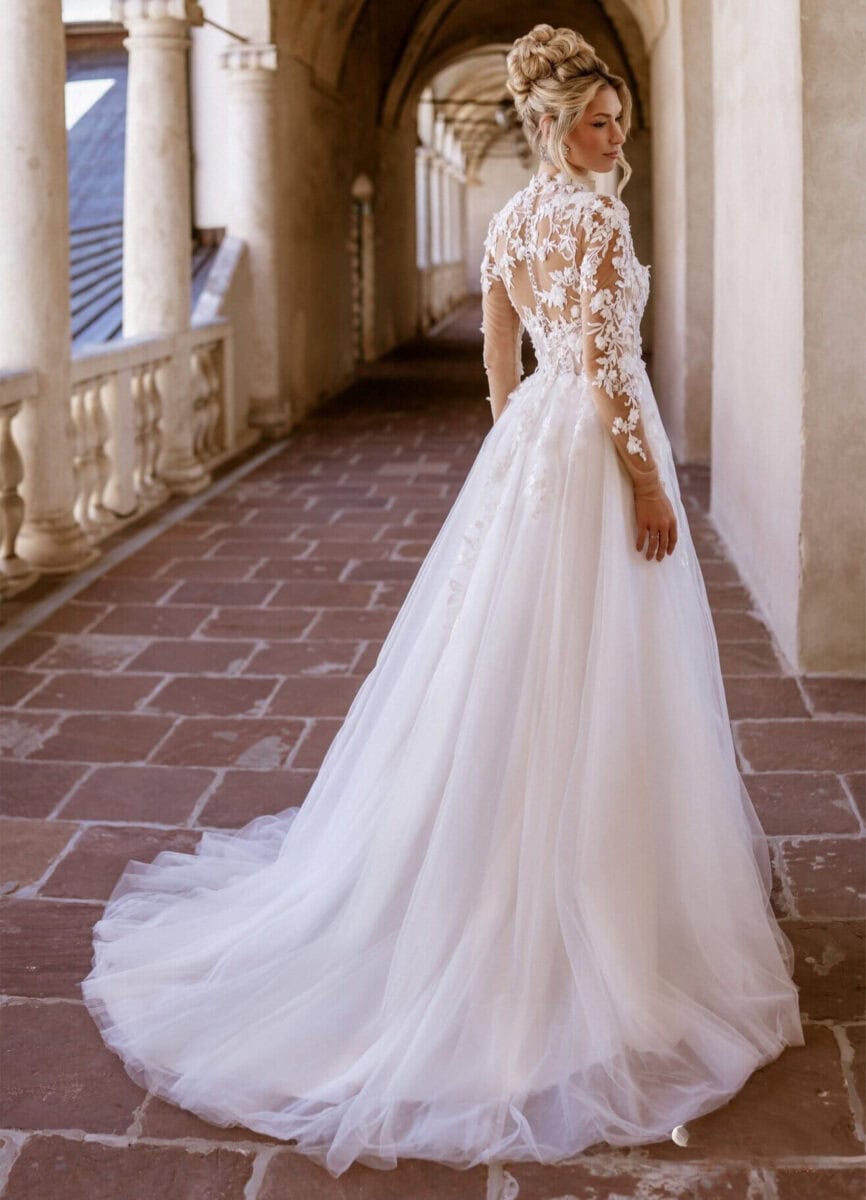 Nova-dos-MS-Moda-robe-de-mariee-A-line-trapeze-fluide-top-manches-longues-dentelle-jupe-fendue-traine-boutique-de-robes-de-mariee-Annecy-magasin-de-robes-de-mariee-Paris