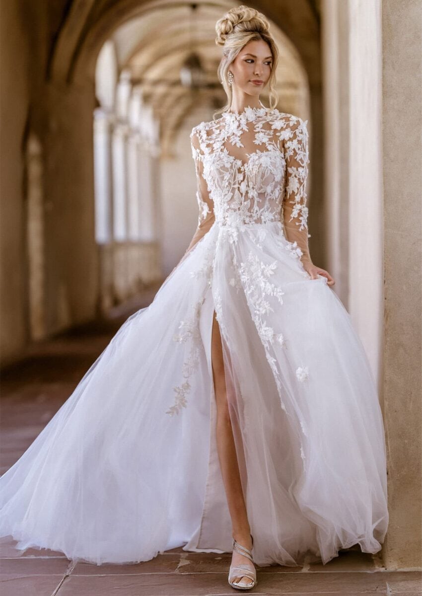 Nova-face-MS-Moda-robe-de-mariee-A-line-trapeze-fluide-top-manches-longues-dentelle-jupe-fendue-traine-boutique-de-robes-de-mariee-Annecy-magasin-de-robes-de-mariee-Paris-