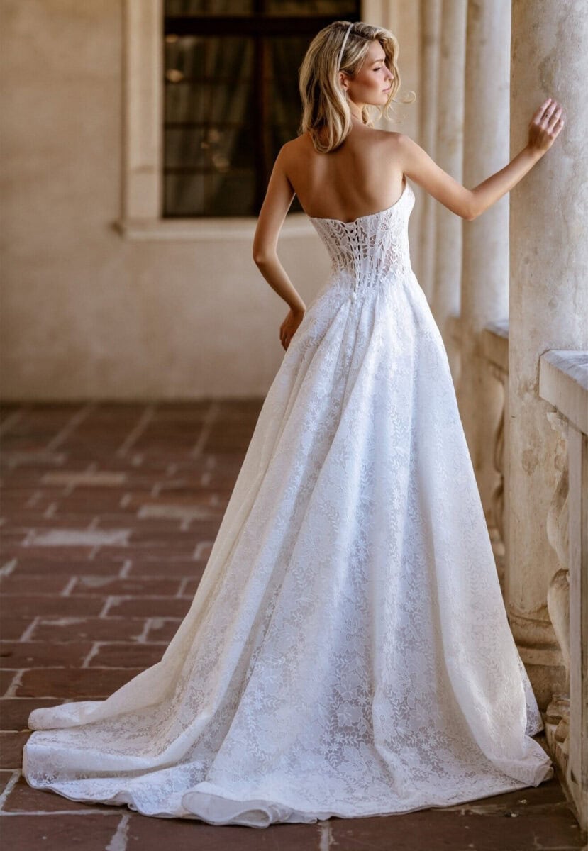 Samantha-dos-MS-Moda-robe-de-mariee-princesse-A-line-trapeze-guipure-bustier-pointe-vague-traine-boutique-de-robes-de-mariee-Paris-Annecy-Nogent-sur-Marne