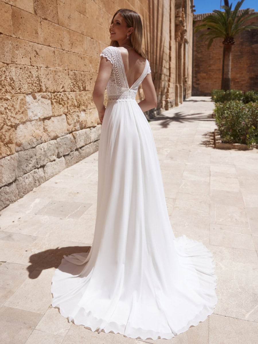 Vêtement de mariée blanc avec dentelle, dos nu, longue traîne, parfait pour mariage, robe de cérémonie élégante, style bohème chic, mode nuptiale, robe de mariage sophistiquée, look de mariée romantiq.