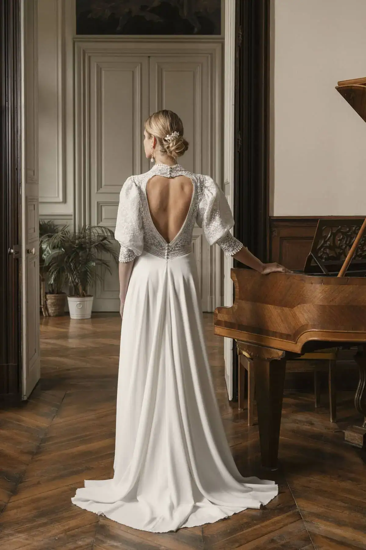 Agatha dos Elsa Gary robe de mariée fluide contemporaine épurée simple top décolleté V devant dos coeur traîne boutique de robes de mariée Annecy