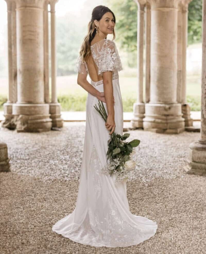 Agathe dos Lambert Créations robe de mariée fluide évasée dentelle crêpe bohème simple épurée manches courtes fluides magasin de robes de mariée Annecy