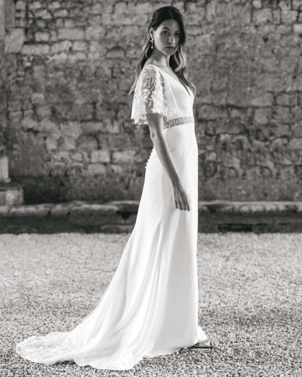 Agathe face Lambert Créations robe de mariée fluide évasée dentelle crêpe bohème simple épurée manches courtes fluides magasin de robes de mariée Annecy