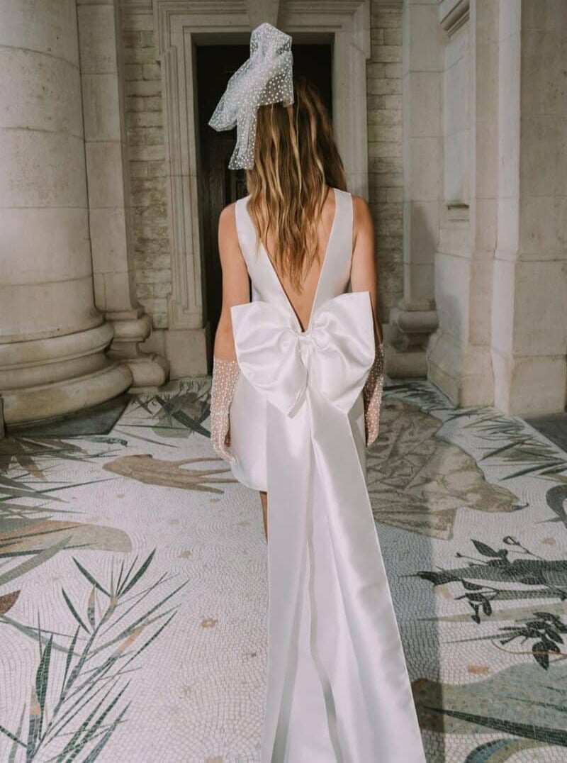 Apollo dos Marylise robe de mariée courte civile coupé évasée mikado dos décolleté V gros noeud amovible traîne boutique de robes de mariée Paris