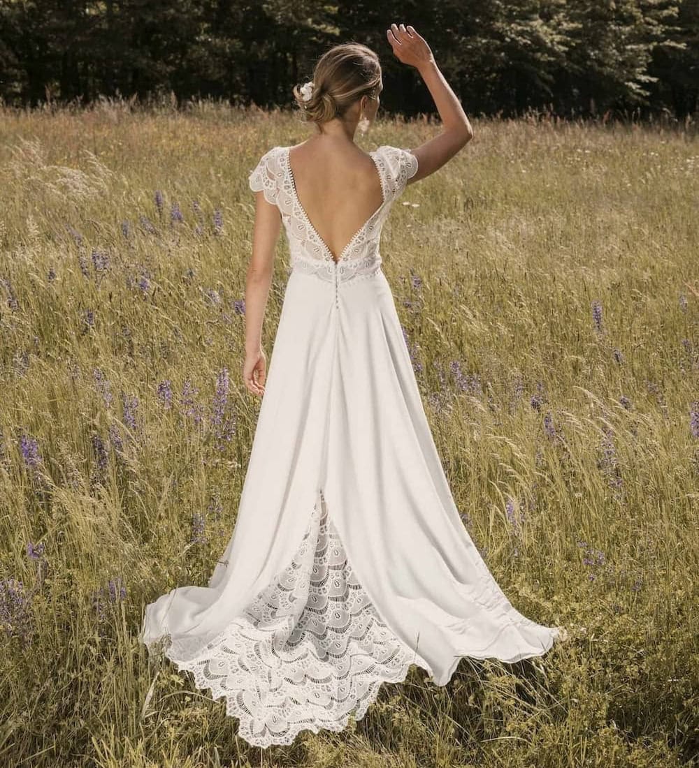 Daphne-dos-elsa-gary-robe-de-mariee-fluide-simple-epuree-mousseline-decollete-V-devant-dos-traine-dentelle-manches-courtes-dentelle-boutique-de-robes-de-mariee-Annecy
