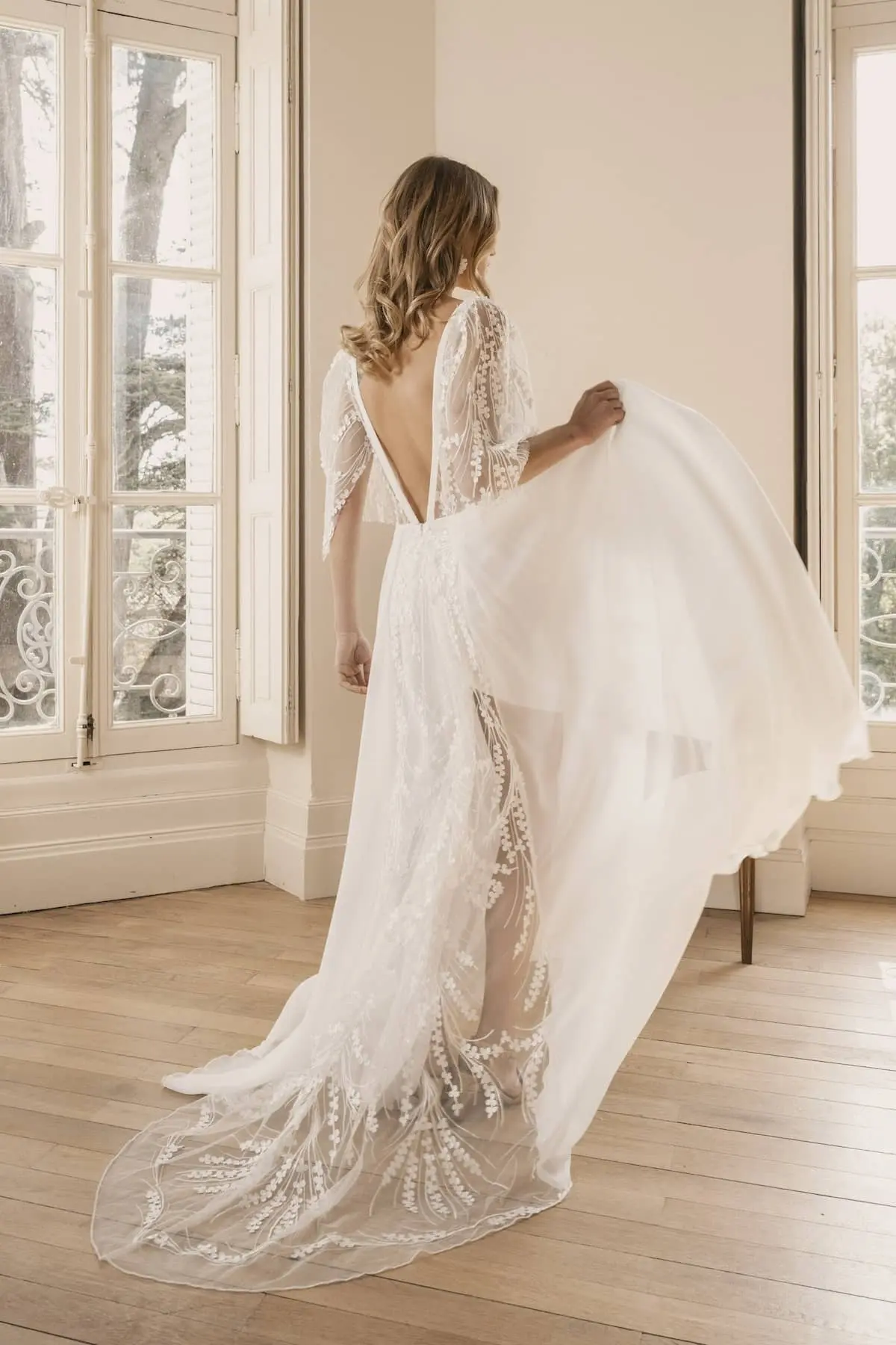 Hanae dos Elsa Gary robe de mariée fluide simple épurée mousseline décolleté V devant dos jupe fendue traîne boutique de robes de mariée Annecy