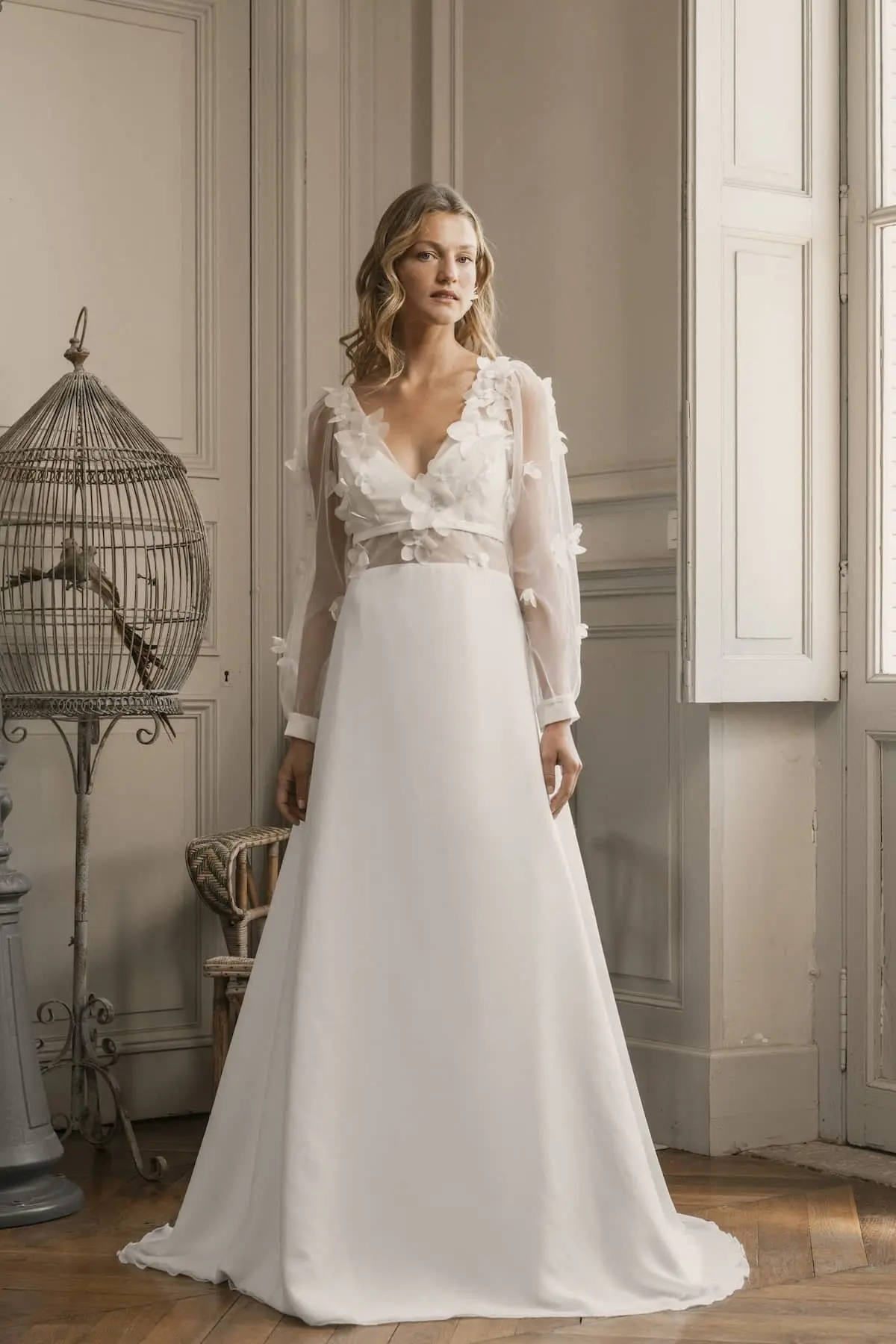 Lili face Elsa Gary robe de mariée fluide simple épurée mousseline dentelle boutique de robes de mariée Annecy