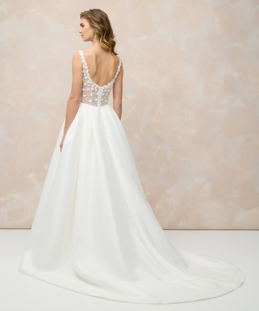 Robe de mariée élégante avec dentelle, dos nu et longue traîne, idéale pour un mariage romantique. Conçue pour les mariées recherchant une tenue sophistiquée et raffinée.