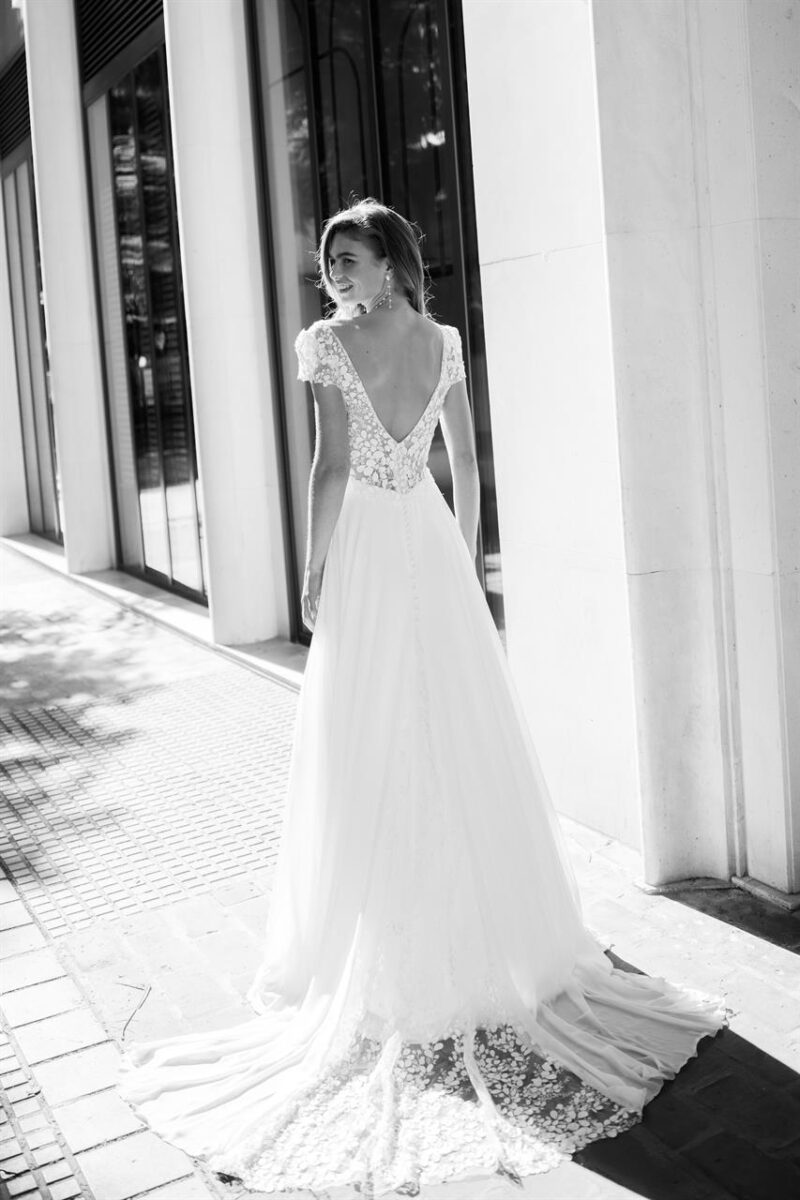 Kiss from a rose dos Marylise robe de mariée fluide mousseline top décolleté V devant dos manches dentelle courtes boutique de robes de mariée paris