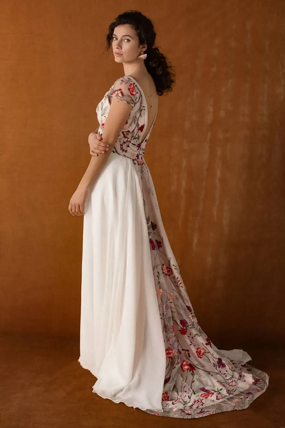 Myrtille profil Elsa Gary robe de mariée fluide top dentelle colorée décolleté V devant dis manches courtes dentelle traîne dentelle boutique de robes de mariée Annecy