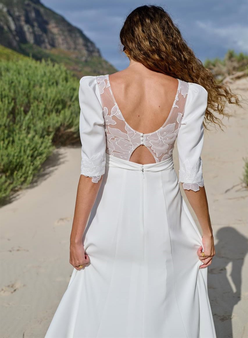 Orchidée dos Rembo Atelier robe de mariée fluide bohème simple épurée dos dentelle papillon manches coudes magasin de robes de mariée Paris